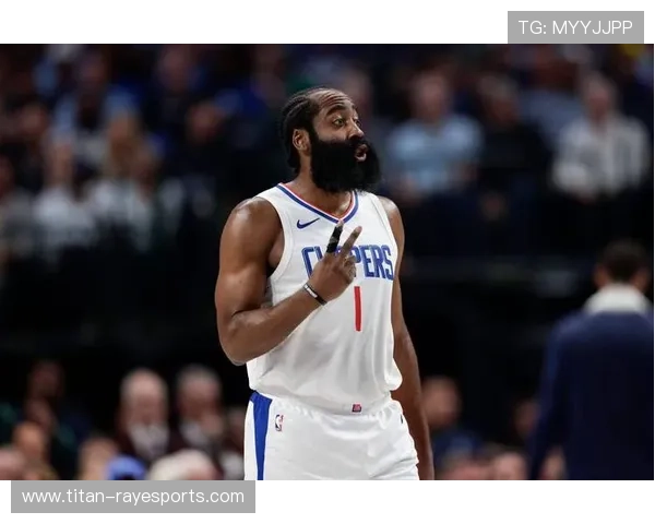 足球球星手持枪械形象震撼登场展现不同于场上英勇的硬汉气质